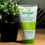 ژل شستشوی مرطوب کننده صورت سیمپل Simple Moisturizer Facial Wash Smooth And Healthy Looking Skin