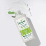 کرم مرطوب کننده و آبرسان سیمپل مدل لایت Simple Kind To Skin Hydrating light Moisturizer